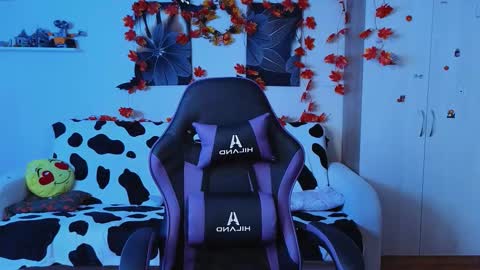 Snapshot of d0nna_ chatting on 11.18.25 Donna online show from 11.18.25