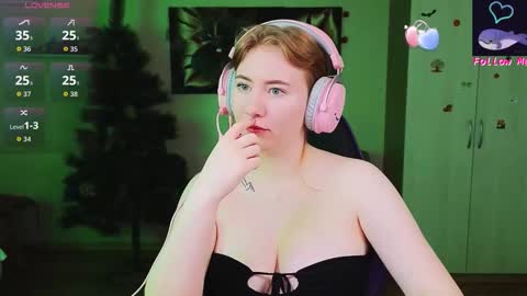 Snapshot of d0nna_ chatting on 11.30.25 Donna online show from 11.30.25