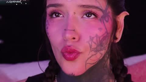 Snapshot of daarlene chatting on 02.04.25 Darlene online show from 02.04.25