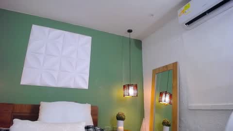 Snapshot of daddys_little_secrett chatting on 01.11.25 Valen online show from 01.11.25