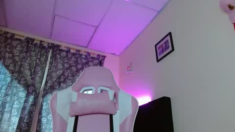 Snapshot of dafne_hot77 chatting on 09.30.25 dafne_hot77 online show from 09.30.25