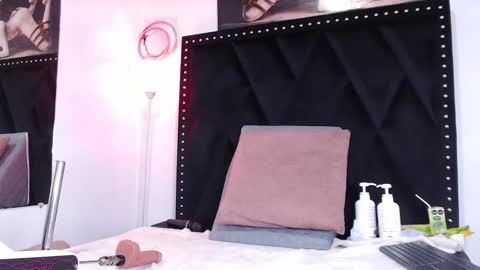 Snapshot of dafne_quenn chatting on 02.15.25 dafne_quenn online show from 02.15.25