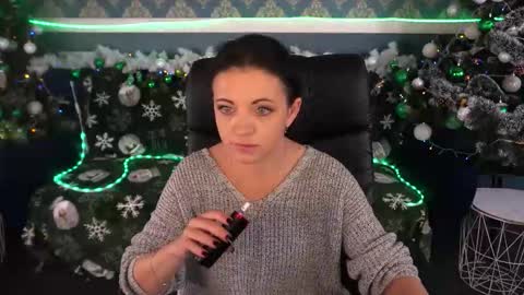 Dafni Mon online show from 12.17.25