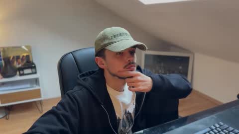 Snapshot of daimon_hall chatting on 11.04.25 Daimon online show from 11.04.25