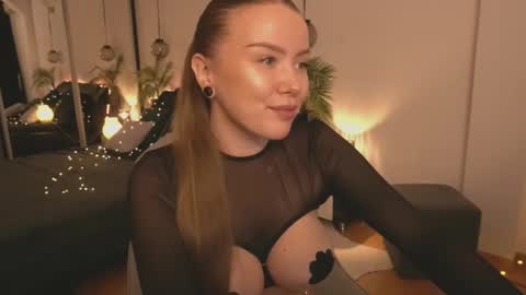 Snapshot of daisy_stacey chatting on 10.08.25 Stacey online show from 10.08.25