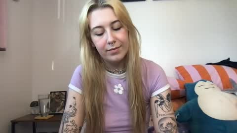 Snapshot of daisymynx chatting on 04.16.26 daisymynx online show from 04.16.26