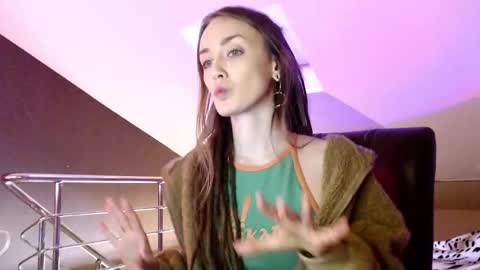 Snapshot of dalia_peach chatting on 12.14.24 Dalia online show from 12.14.24