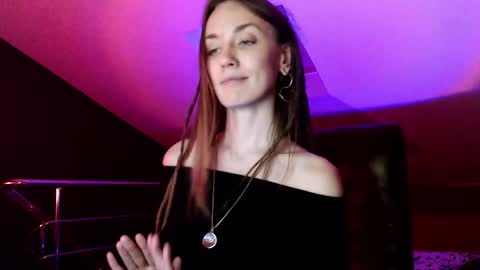 Snapshot of dalia_peach chatting on 12.15.24 Dalia online show from 12.15.24