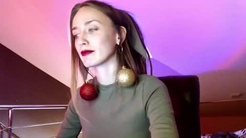 Snapshot of dalia_peach chatting on 12.18.24 Dalia online show from 12.18.24