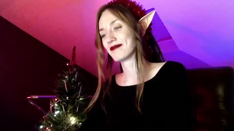 Snapshot of dalia_peach chatting on 12.24.24 Dalia online show from 12.24.24