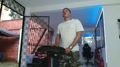 Snapshot of damyan_2003 chatting on 02.23.25 damyan_2003 online show from 02.23.25