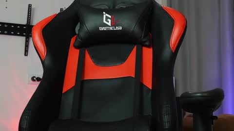 Snapshot of danielkraig_for_u chatting on 02.25.25 Daniel Kraig online show from 02.25.25