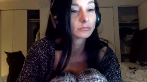 Snapshot of daniellbisous chatting on 11.23.25 daniellbisous online show from 11.23.25