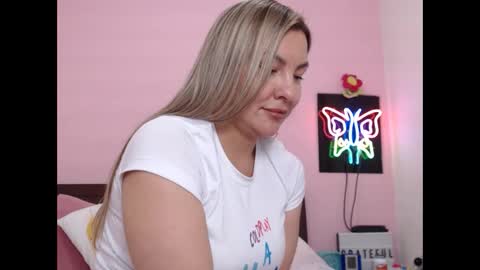 Snapshot of danika_bellaa chatting on 02.11.25 K A R O L online show from 02.11.25