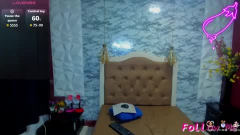 Snapshot of dannapetitee chatting on 06.21.26 Danna online show from 06.21.26