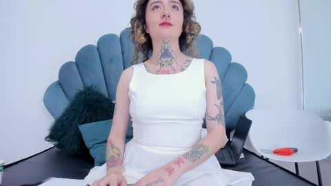 Daphne Blunt online show from 12.08.24