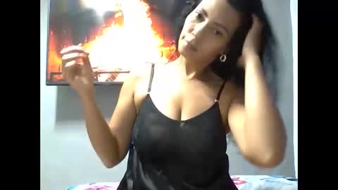 Snapshot of daphnerosses chatting on 10.16.25 daphnerosses online show from 10.16.25