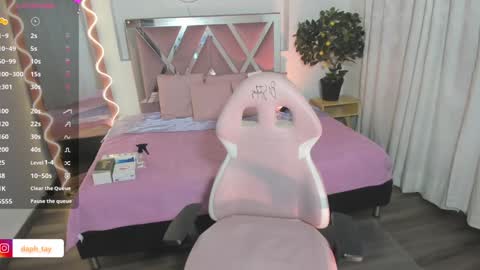 Snapshot of daphnne_tay chatting on 01.16.25 dhapnne online show from 01.16.25