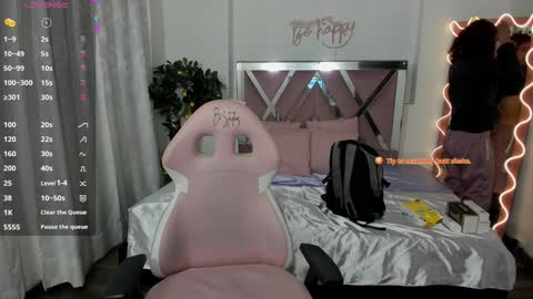 Snapshot of daphnne_tay chatting on 01.20.25 dhapnne online show from 01.20.25