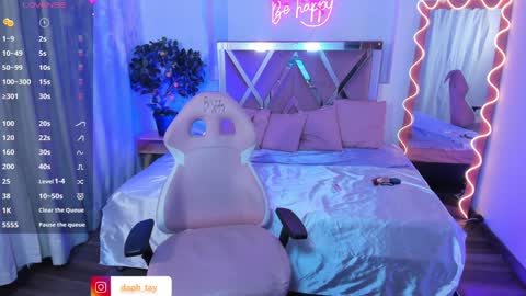 Snapshot of daphnne_tay chatting on 01.22.25 dhapnne online show from 01.22.25