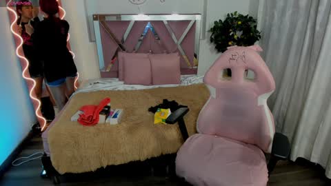 Snapshot of daphnne_tay chatting on 02.05.25 dhapnne online show from 02.05.25