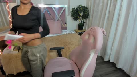 Snapshot of daphnne_tay chatting on 02.06.25 dhapnne online show from 02.06.25