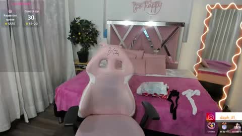 Snapshot of daphnne_tay chatting on 03.12.25 dhapnne online show from 03.12.25