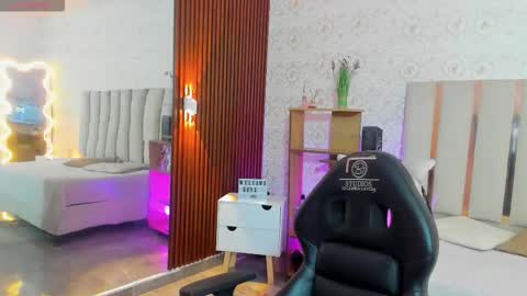 Snapshot of daphnne_tay chatting on 09.17.25 dhapnne online show from 09.17.25