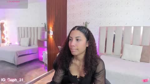 Snapshot of daphnne_tay chatting on 09.28.25 dhapnne online show from 09.28.25