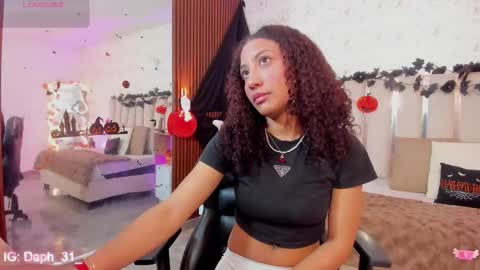 Snapshot of daphnne_tay chatting on 10.22.25 dhapnne online show from 10.22.25