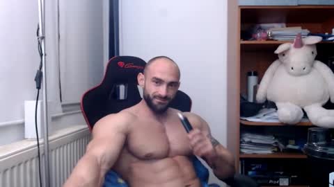 Snapshot of dariomuscle chatting on 12.04.24 Dario online show from 12.04.24