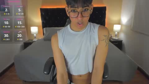 Snapshot of dark_hairy_ chatting on 01.29.25 Andrew online show from 01.29.25