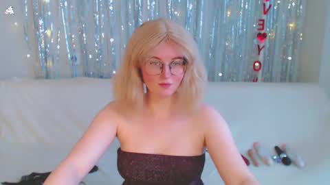 Snapshot of darkheto chatting on 03.09.25 Kelly online show from 03.09.25