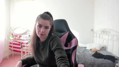 Snapshot of dazdrasmigdasue chatting on 02.19.25 dazdrasmigdasue online show from 02.19.25