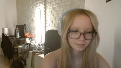 Snapshot of deeannnye chatting on 05.27.26 Amanda online show from 05.27.26