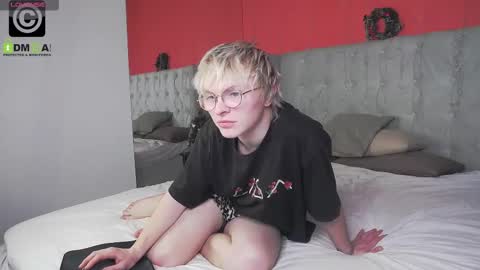 Snapshot of deficitt chatting on 12.20.24 deficitt online show from 12.20.24