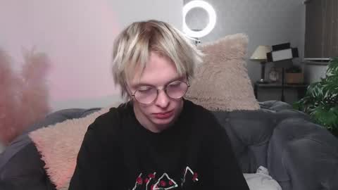 Snapshot of deficitt chatting on 12.23.24 deficitt online show from 12.23.24