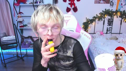 Snapshot of deficitt chatting on 01.02.25 deficitt online show from 01.02.25