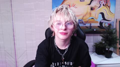 Snapshot of deficitt chatting on 01.05.25 deficitt online show from 01.05.25