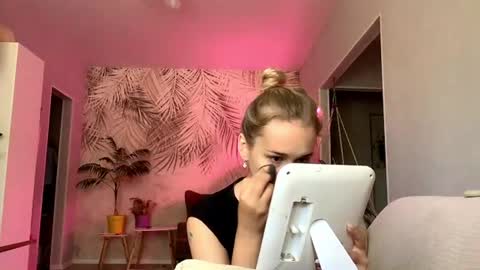 I am Lola hello world online show from 07.22.26