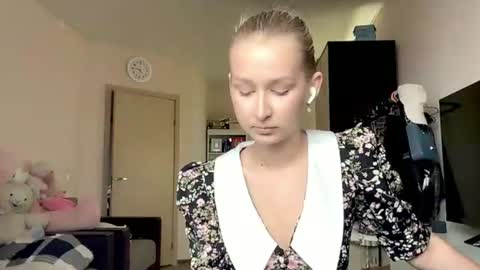 I am Lola hello world online show from 07.25.26