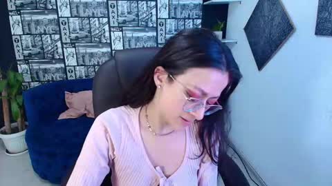 Snapshot of desiring__angel chatting on 12.01.25 Desiring Angel online show from 12.01.25