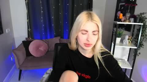 Snapshot of desperate_ramona chatting on 11.13.25 desperate_ramona online show from 11.13.25