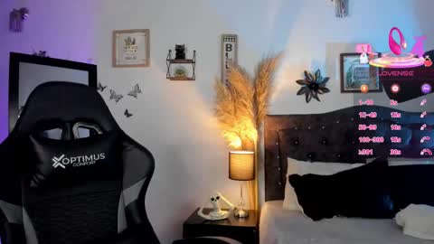 Snapshot of devlin_violet__ chatting on 09.16.25 PaulaInsta paulacastellanos 1Pvt open online show from 09.16.25