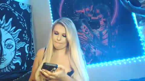 Snapshot of devyn_winter chatting on 11.12.25 devyn winter online show from 11.12.25