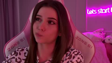 Snapshot of dianabecker chatting on 02.18.25 Diana online show from 02.18.25