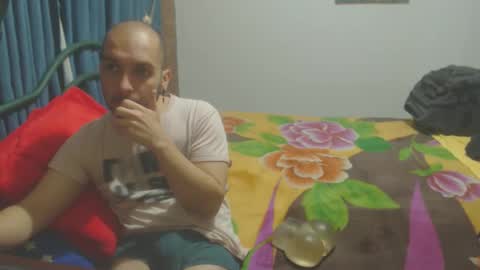 Snapshot of dinchtcams chatting on 11.05.25 Dincht online show from 11.05.25