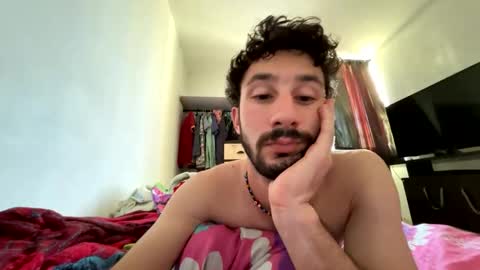 Snapshot of dioni_soe chatting on 01.12.25 Henry online show from 01.12.25