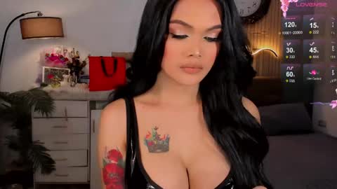 Snapshot of divinequeen chatting on 05.05.26 online show from 05.05.26