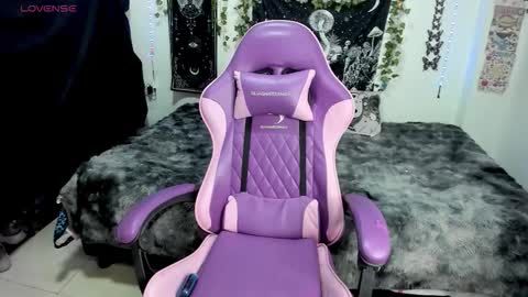 Snapshot of dolly_bones chatting on 10.01.25 dolly_bones online show from 10.01.25